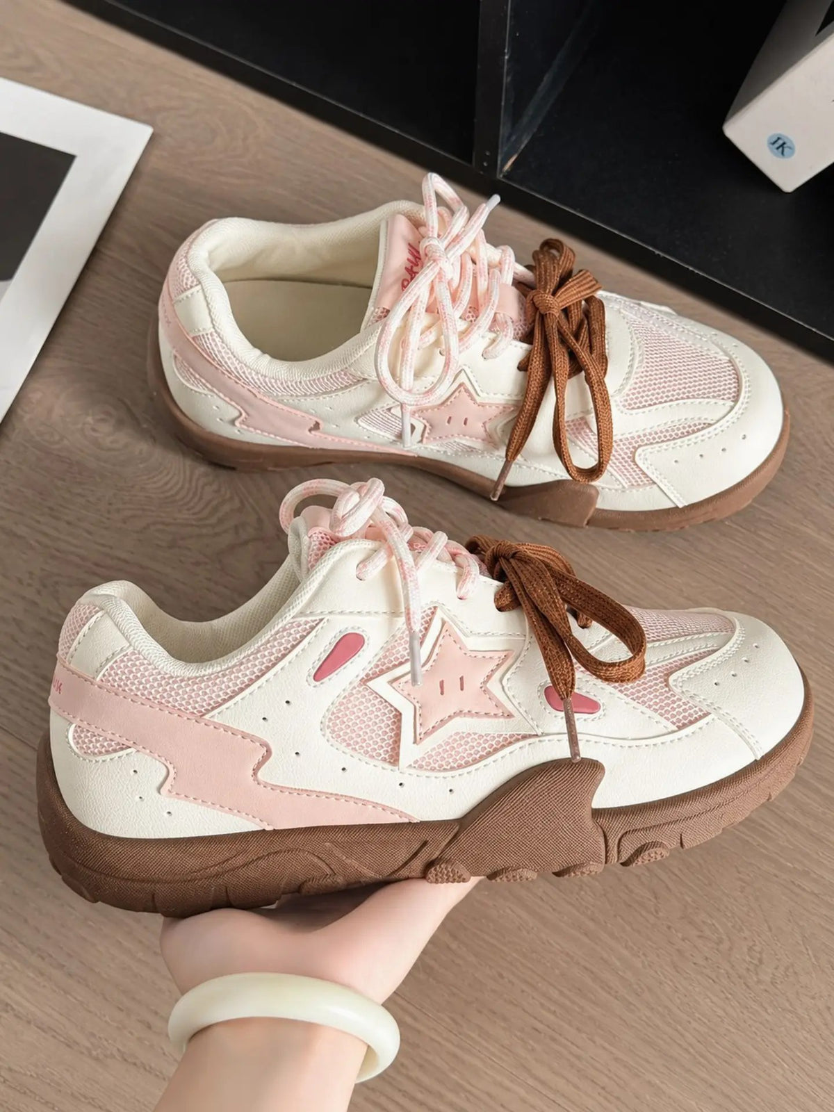 Lightweight sports shoes