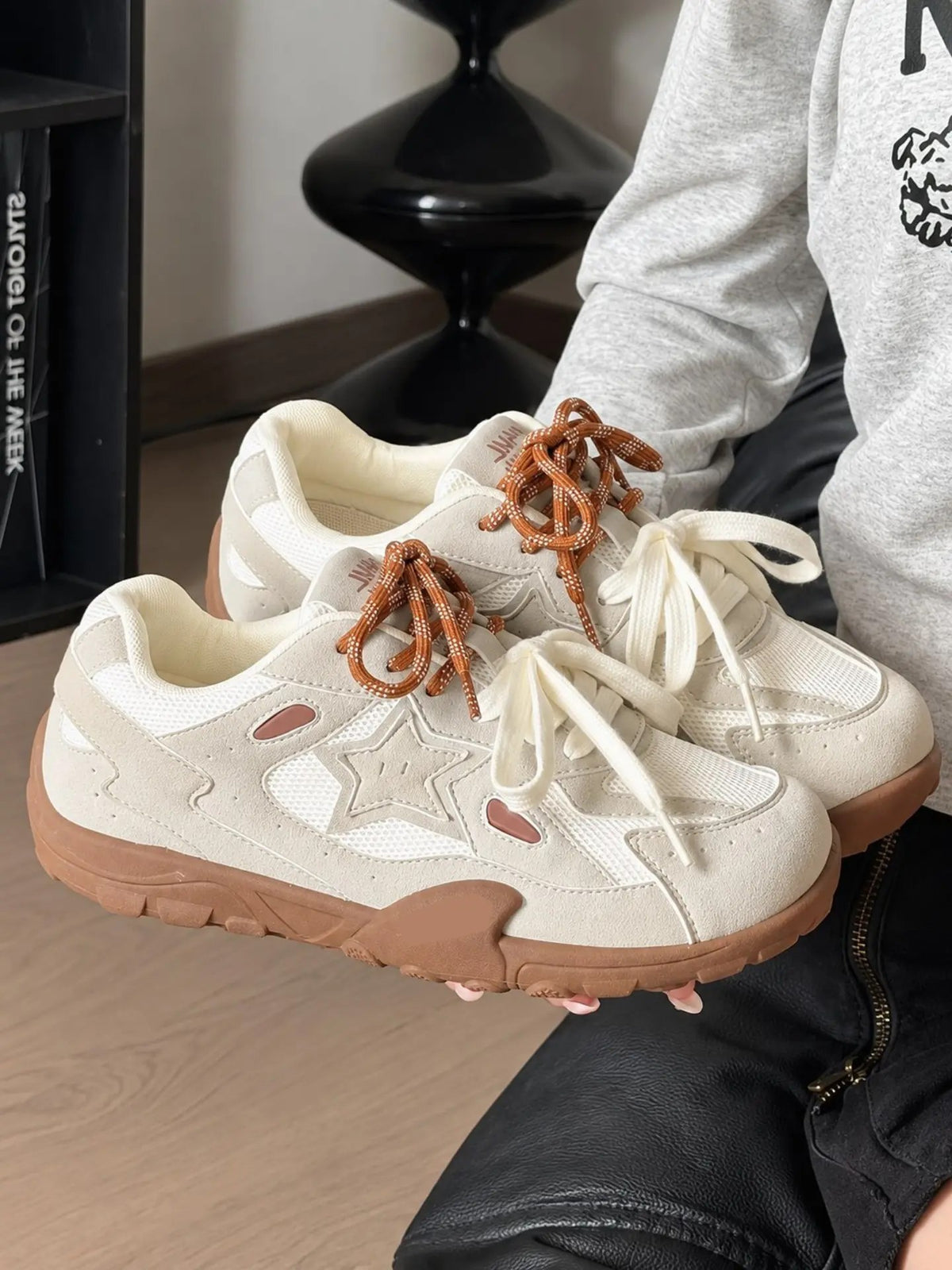 Lightweight sports shoes