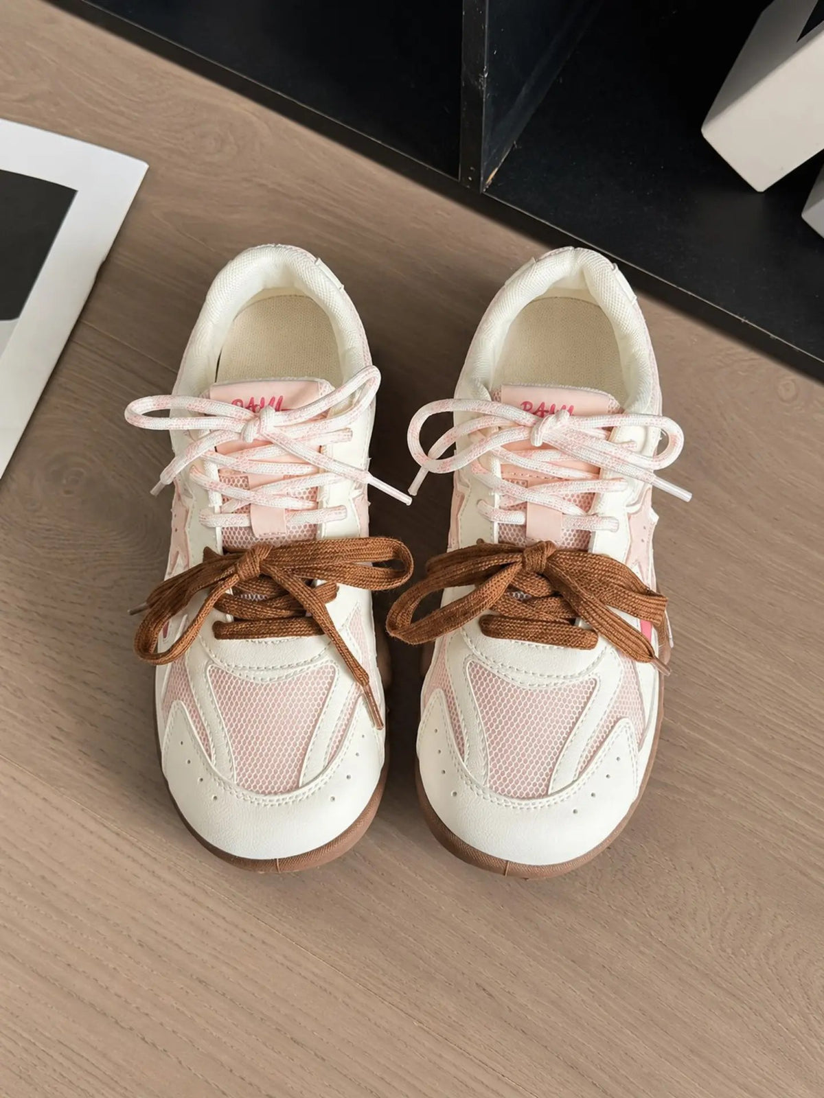 Lightweight sports shoes